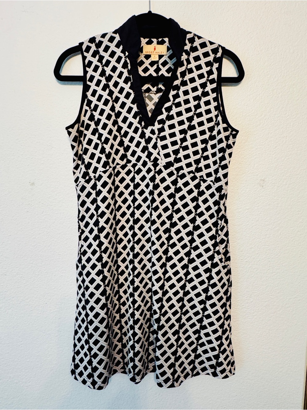 Sport Haley Black & White Geometric V‑Neck Sleeveless Dress